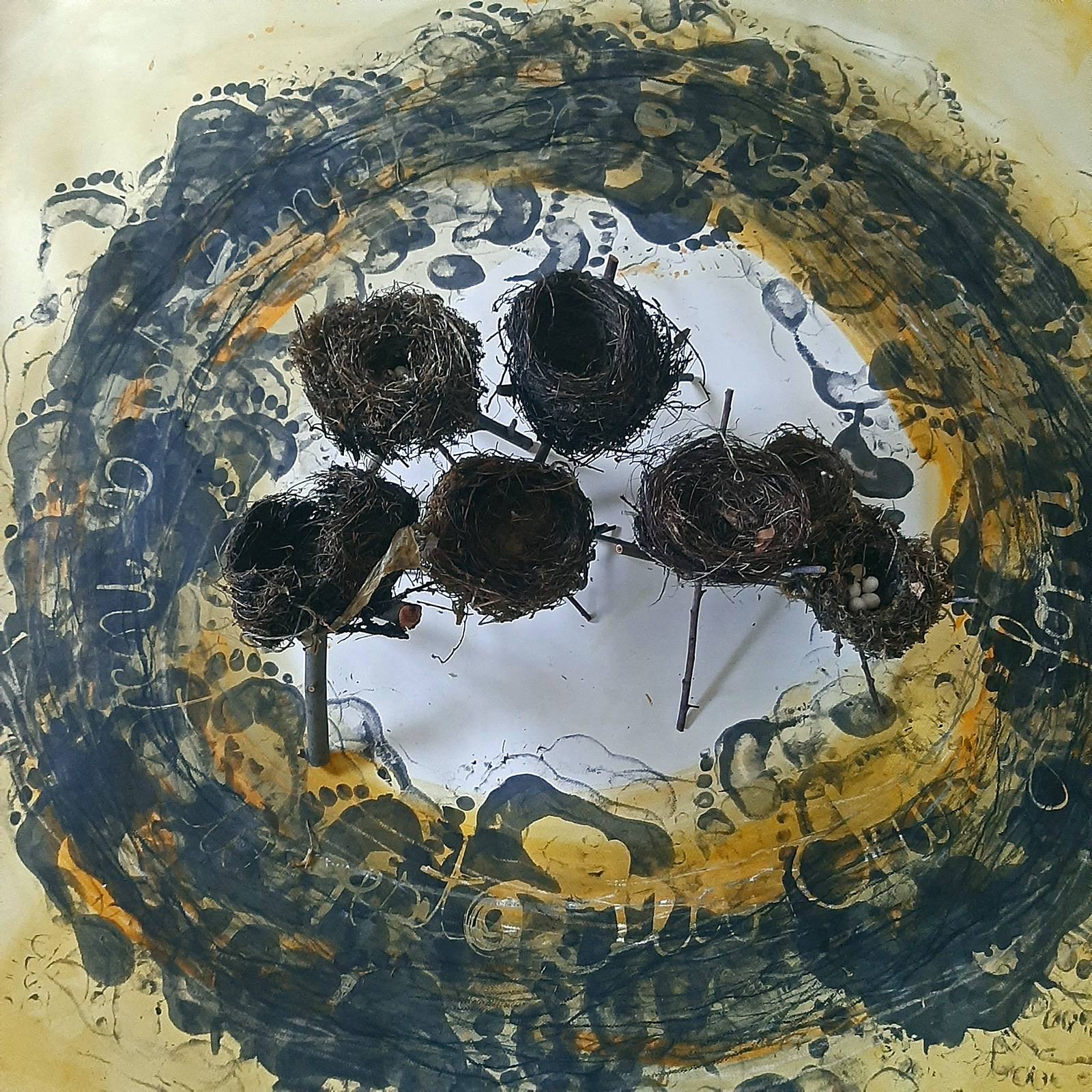 Vogelnester in Bienenwachs getaucht, Astständer, Zeichnung, mixed media 1