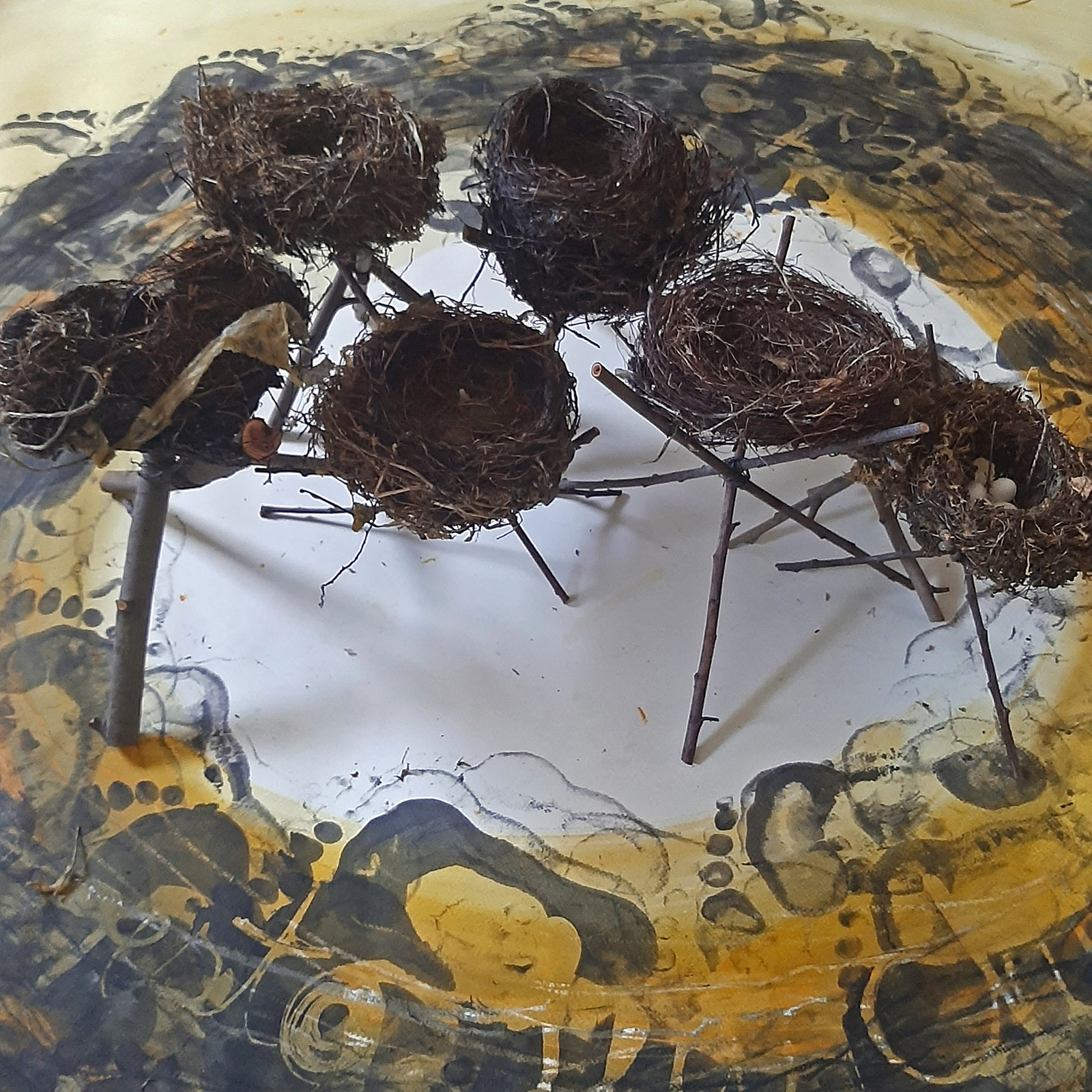 Vogelnester in Bienenwachs getaucht, Astständer, Zeichnung, mixed media 2