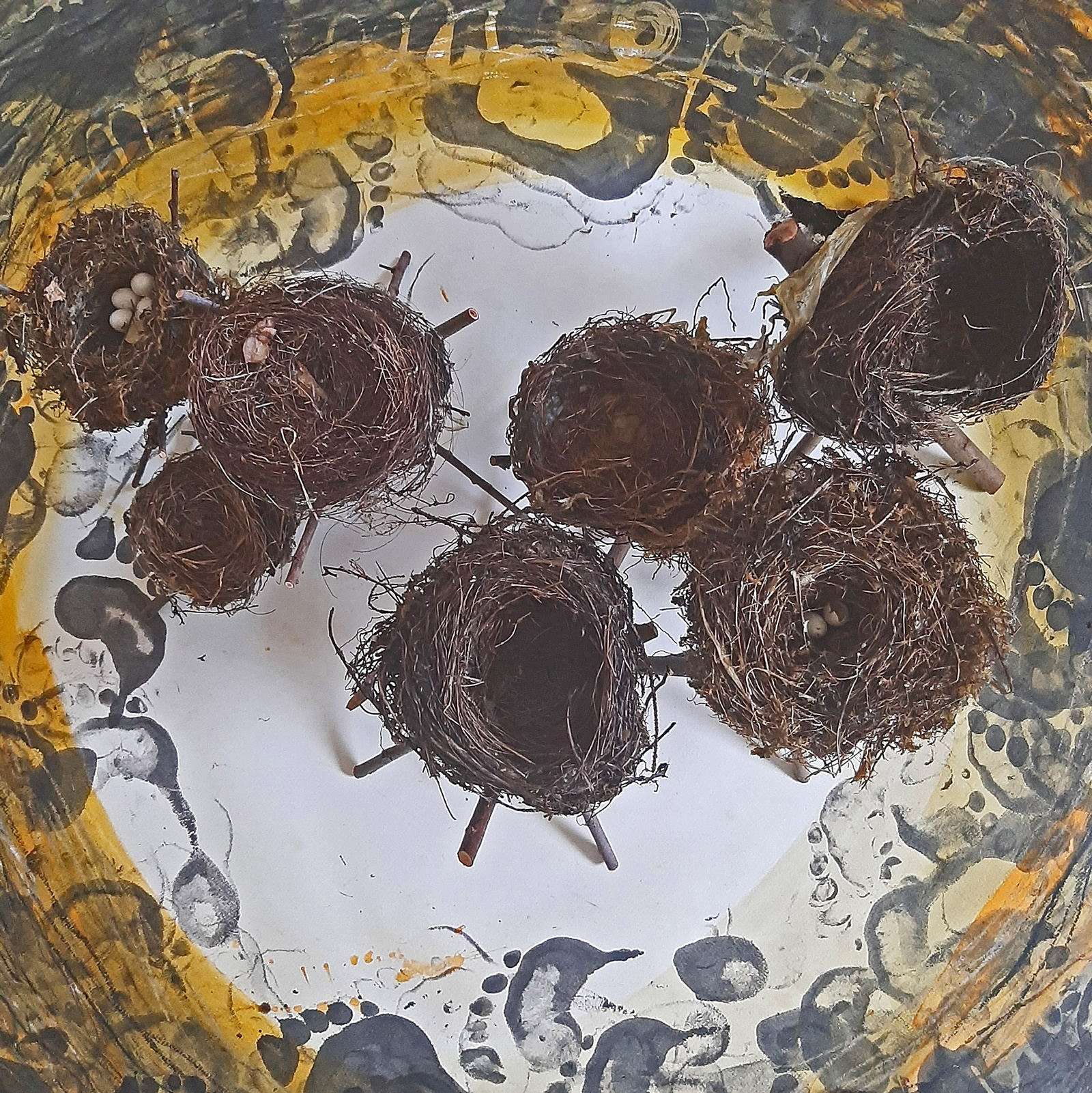 Vogelnester in Bienenwachs getaucht, Astständer, Zeichnung, mixed media 3