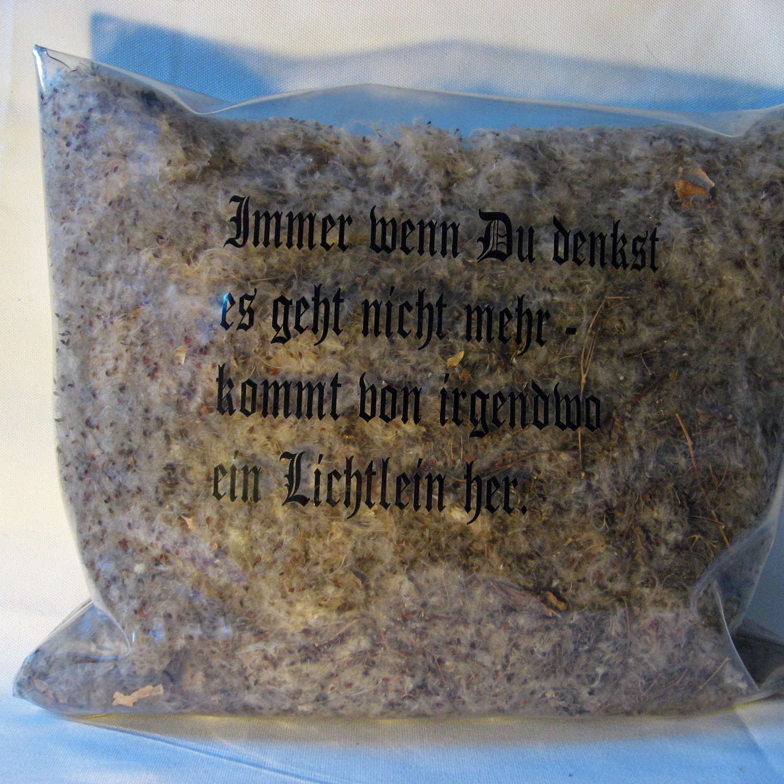 Kissen 3 aus Plastikfolie, bedruckt mit Sinnspruch