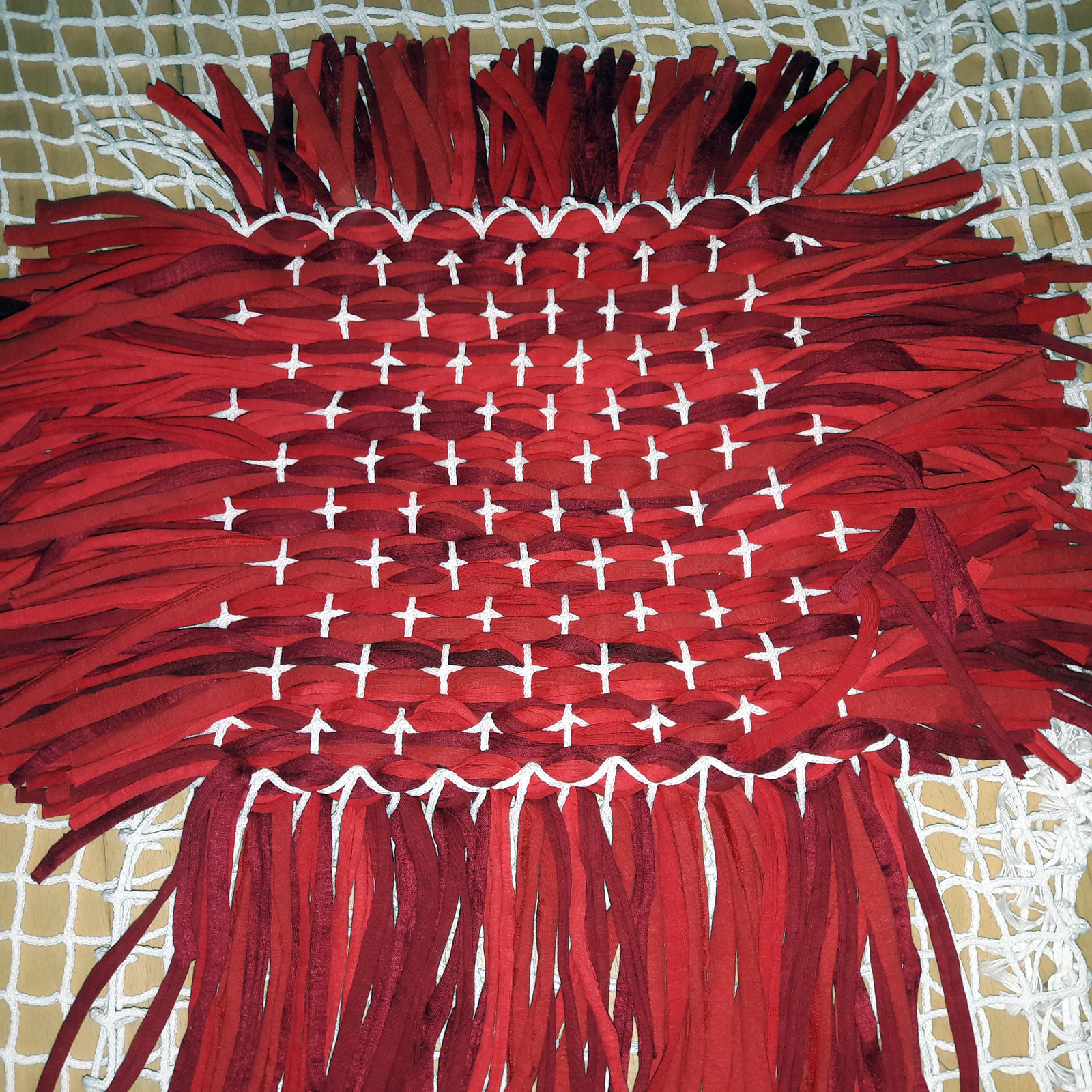 Netzgewebe, rote Garne