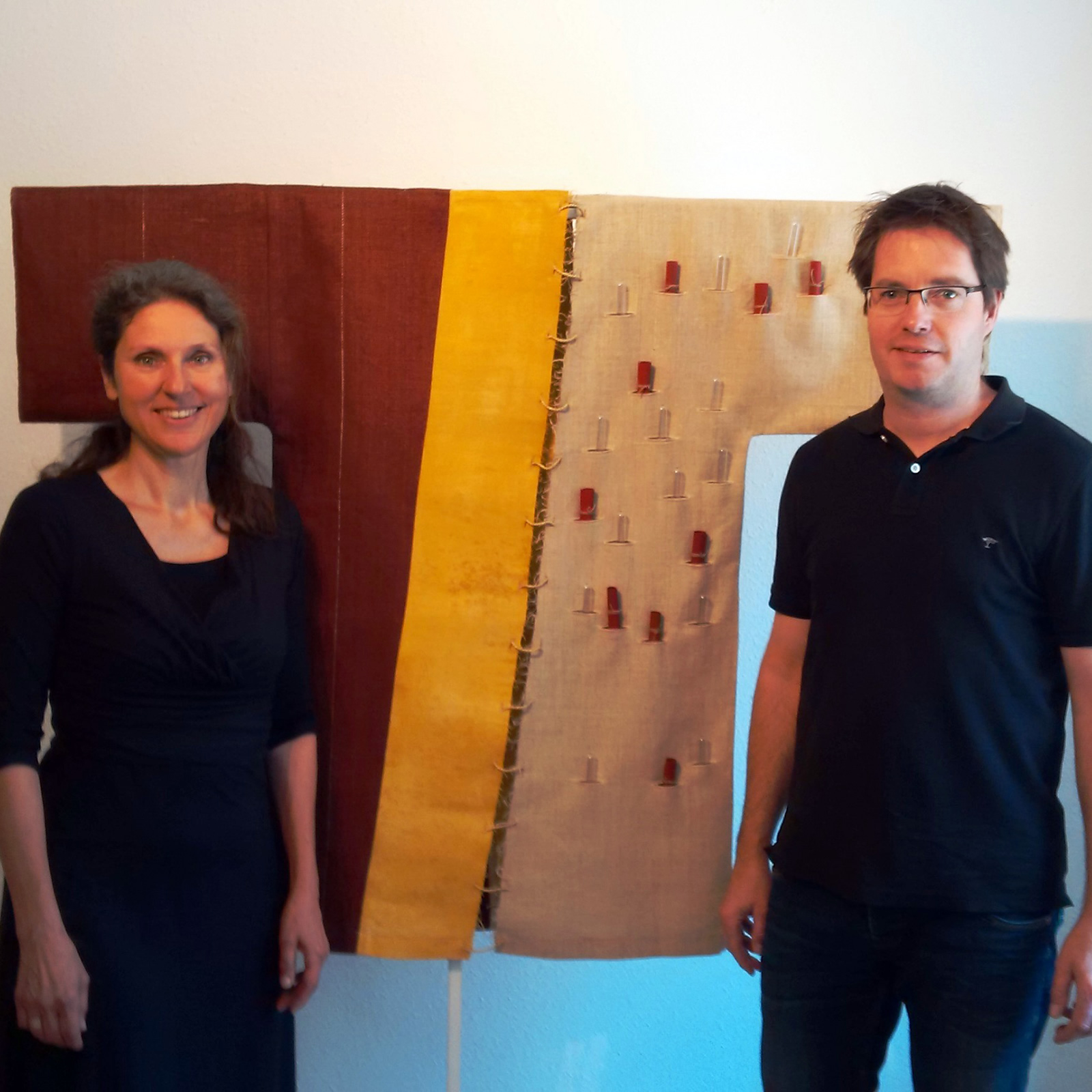 Astrid J. Eichin im Atelier mit Achim Wicker, dem Geschäftsführer der Martinusgesellschaft