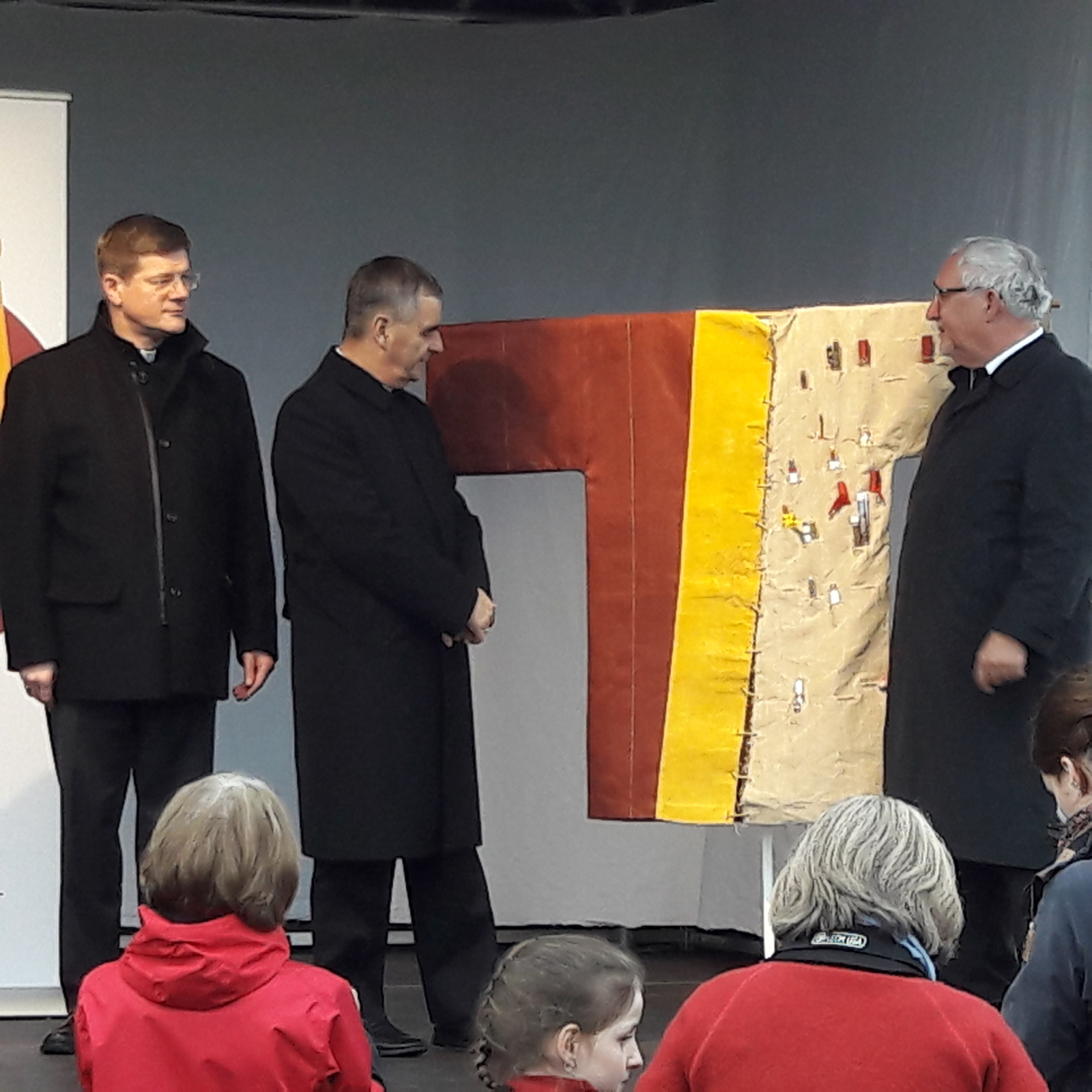 Übergabe des Martinusmantels. Der Freiburger Erzbischof Stephan Burger, der Rottenburger Bischof Gebhard Fürst und der Apostolische Nuntius Kurien-Erzbischof Nikola Eterović