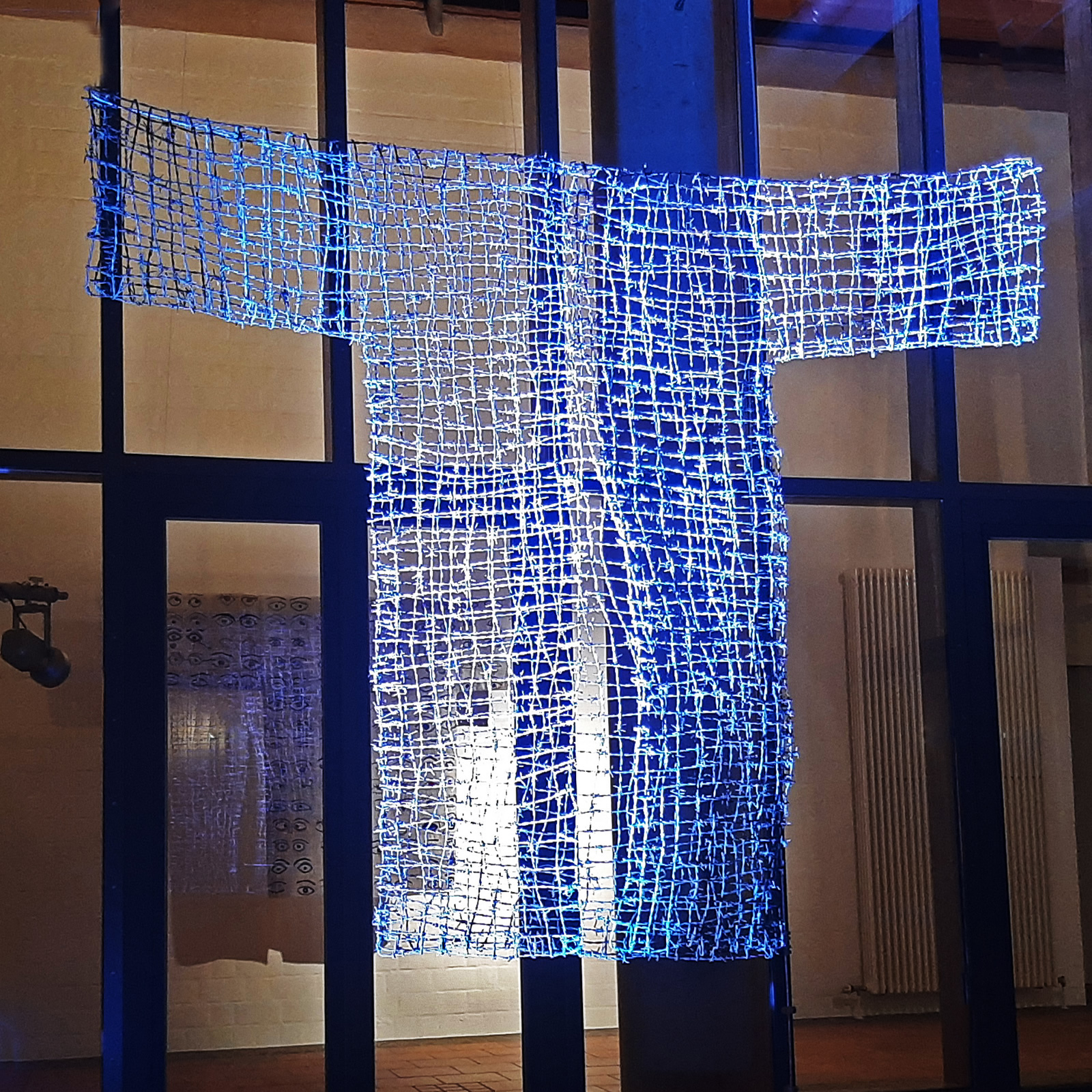 Kunstausstellung zum Mantel als Symbol der Hospiz- und Palliativbewegung