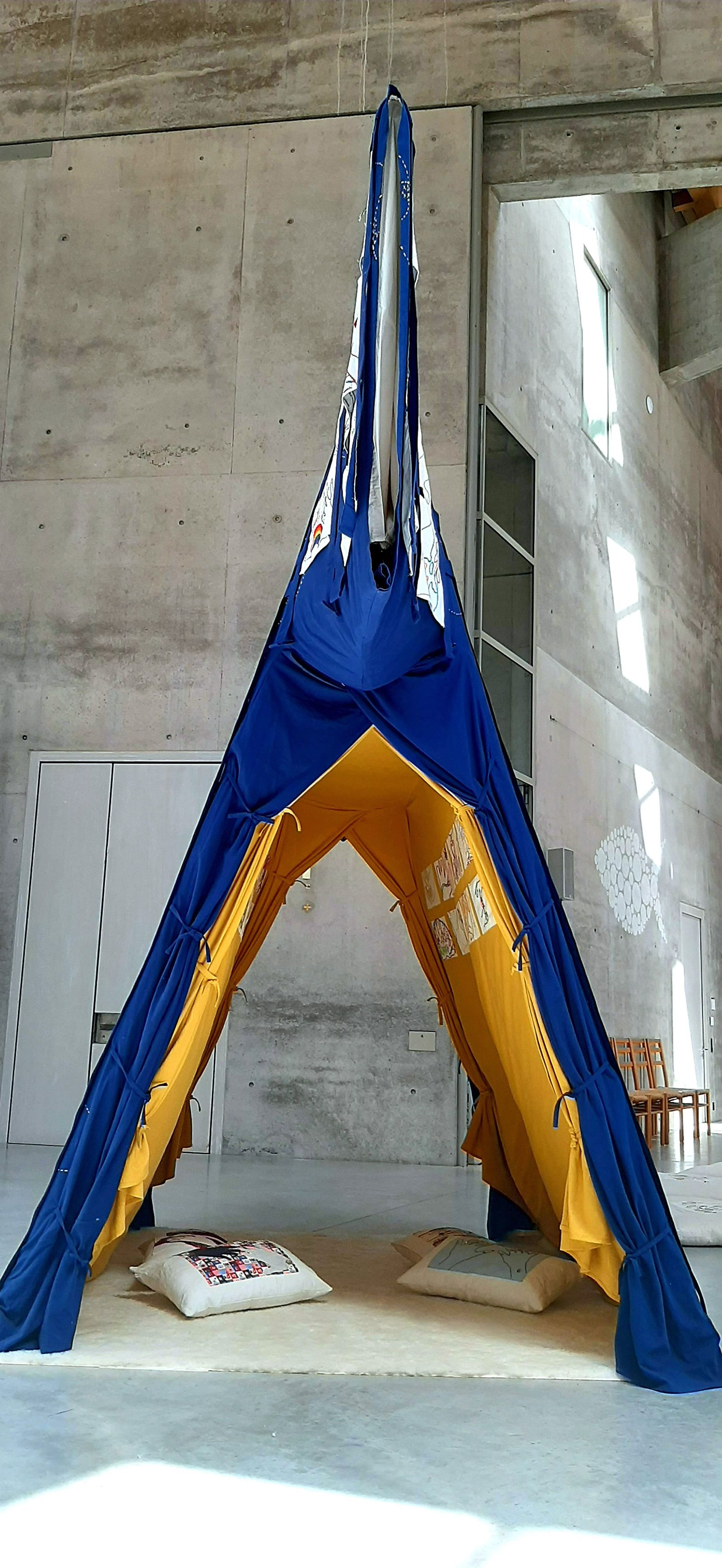 Schutzmantel Projekt: bergroßes, begehbares Zelt in Form eines Mantels